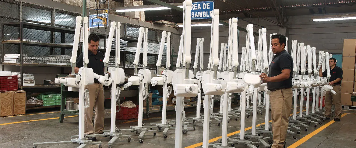 Ensamblaje de Equipo de Rayos X Médico en planta industrial.  Trabajadores con unidades de Equipo de Rayos X médico en una planta industrial en la ciudad de México.